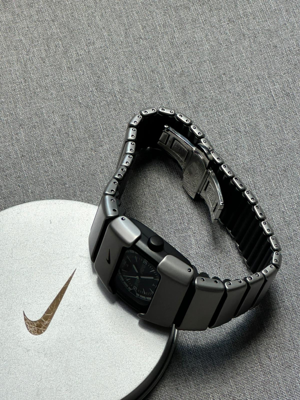 Nike D-Line Satin Silver Analogue Watch with White Dial | Rare Collectible | Unisex Retro Sports Timepiece